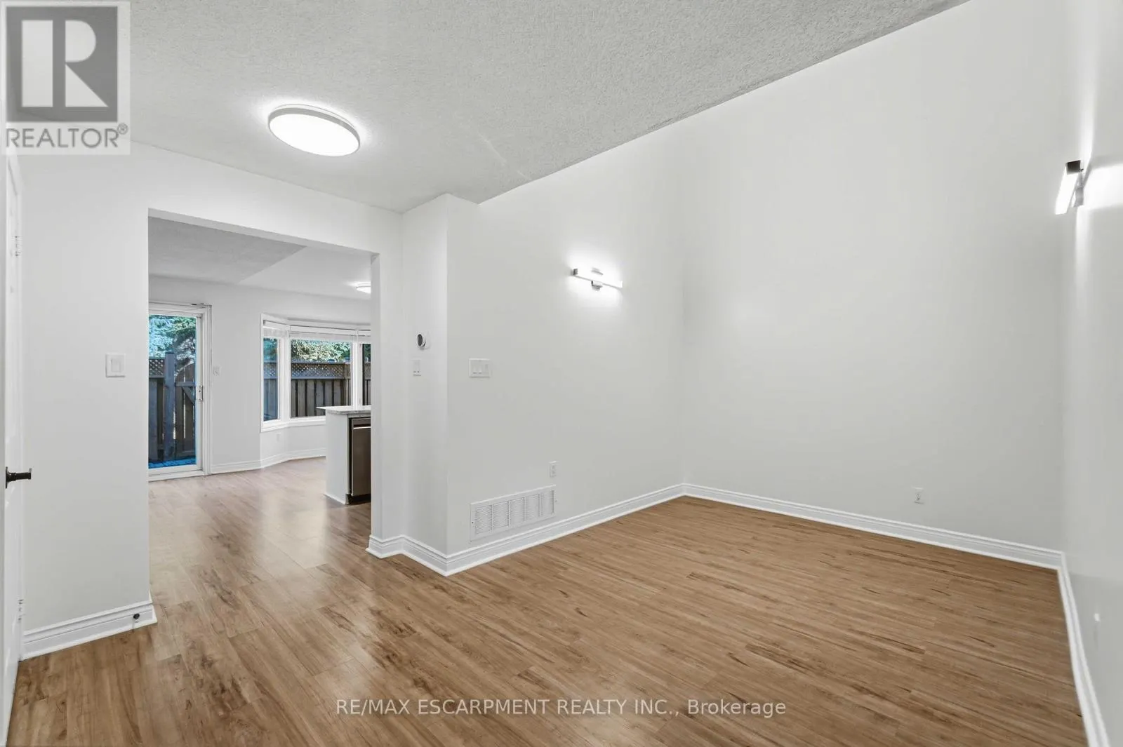 10 - 320 HAMILTON DRIVE