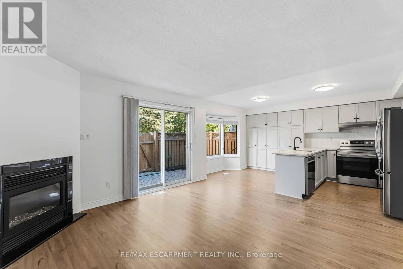 10 - 320 HAMILTON DRIVE