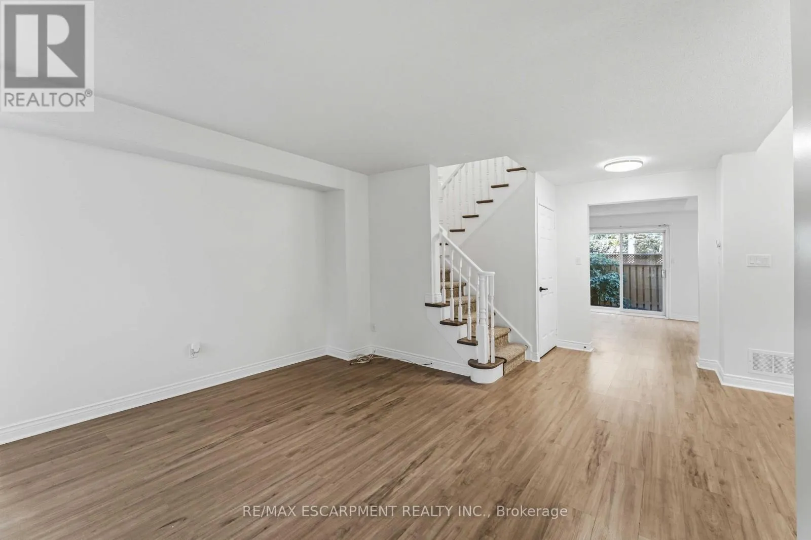 10 - 320 HAMILTON DRIVE