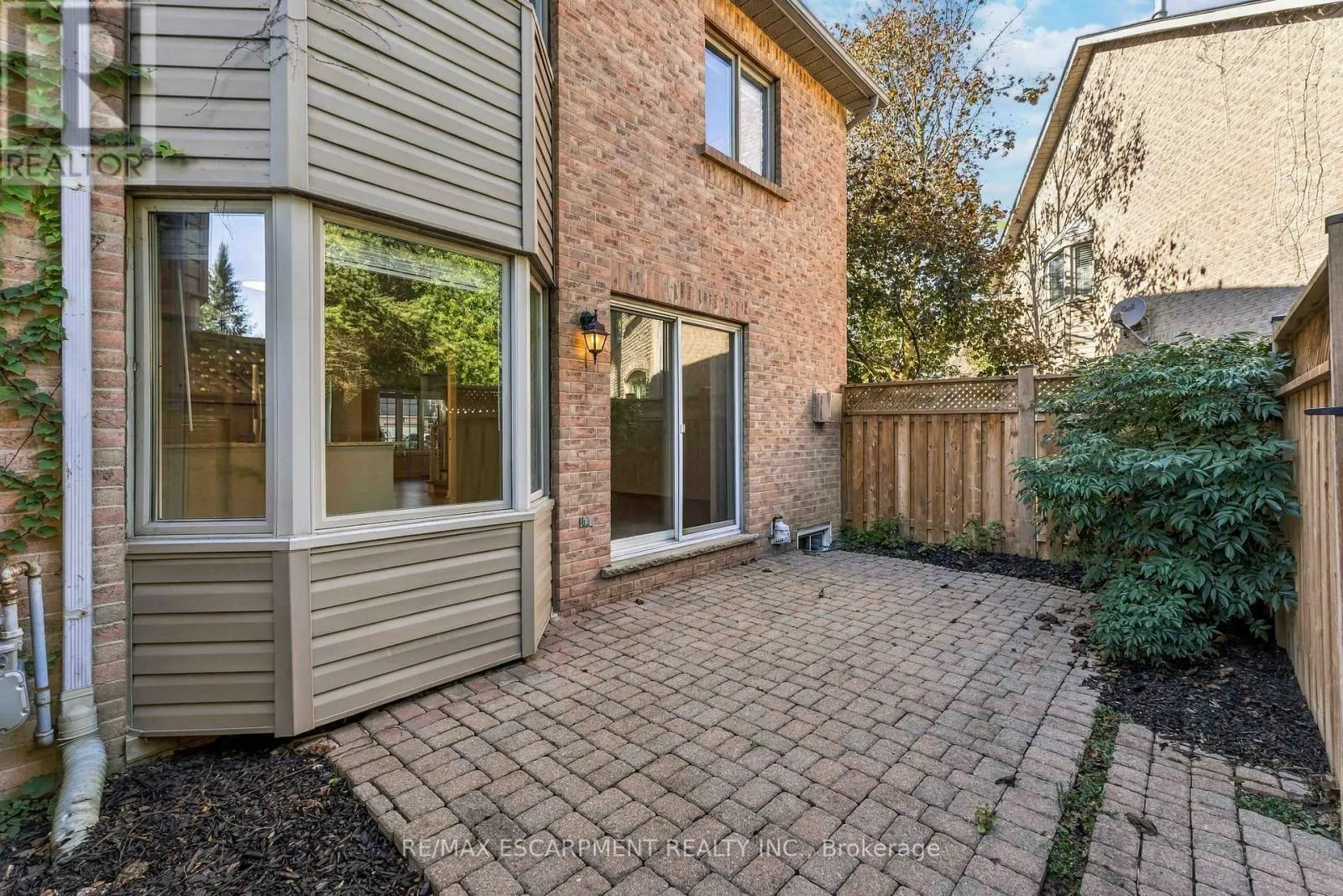 10 - 320 HAMILTON DRIVE