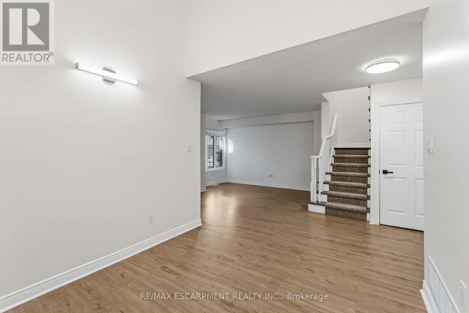 10 - 320 HAMILTON DRIVE