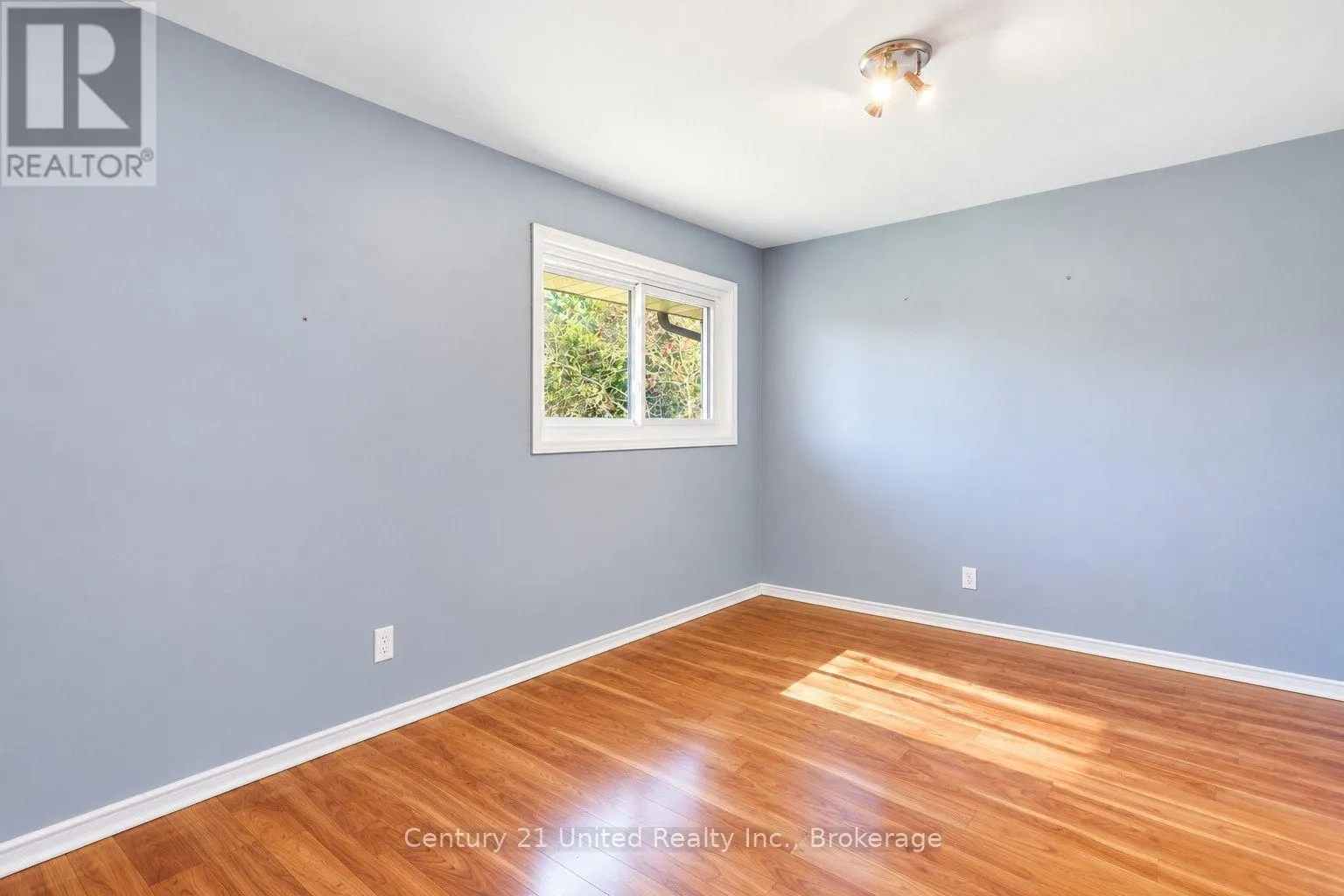 807 HIGHLAND COURT