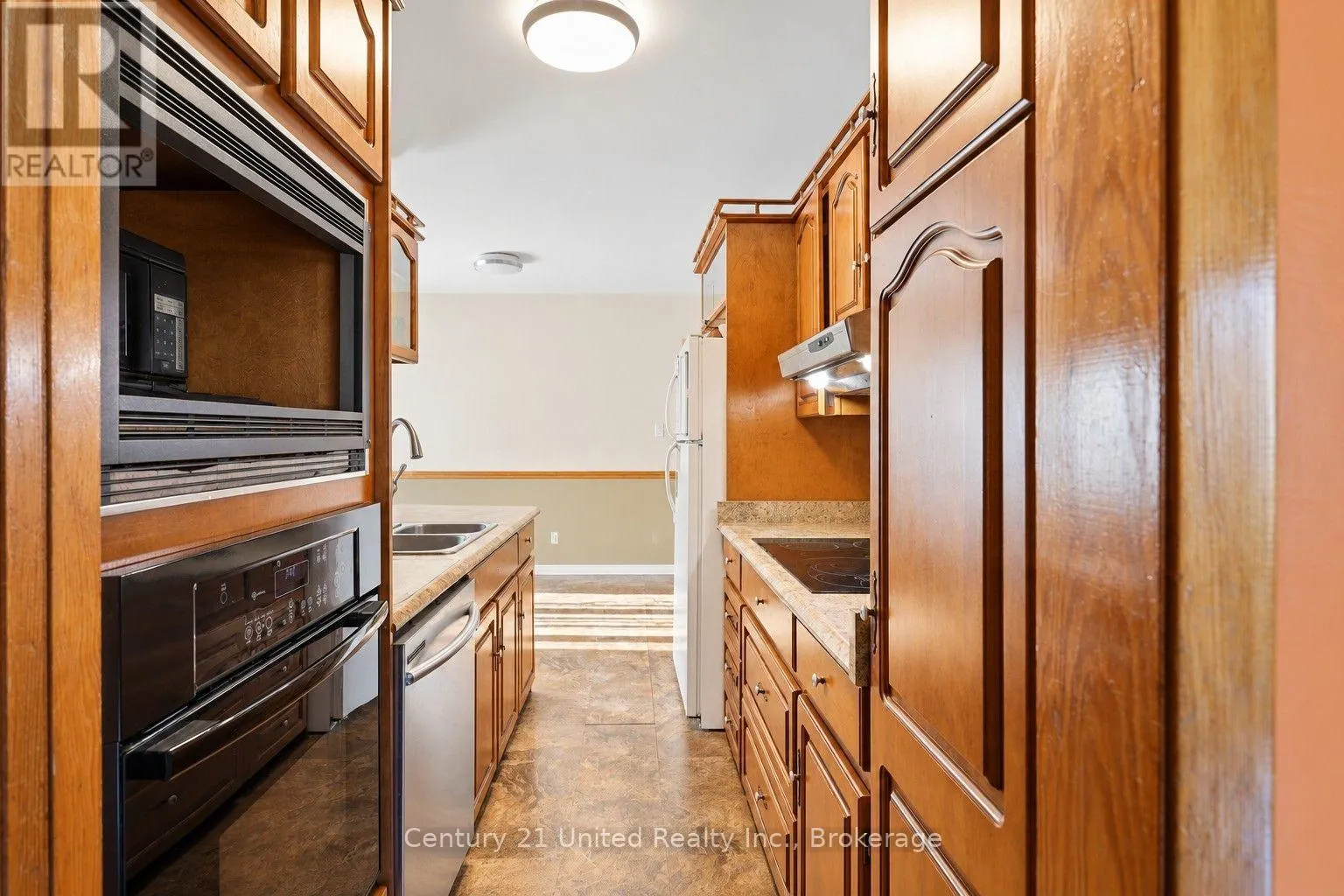807 HIGHLAND COURT