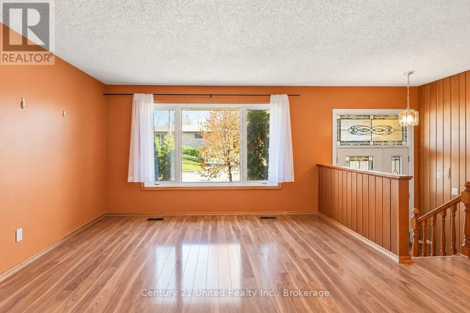807 HIGHLAND COURT