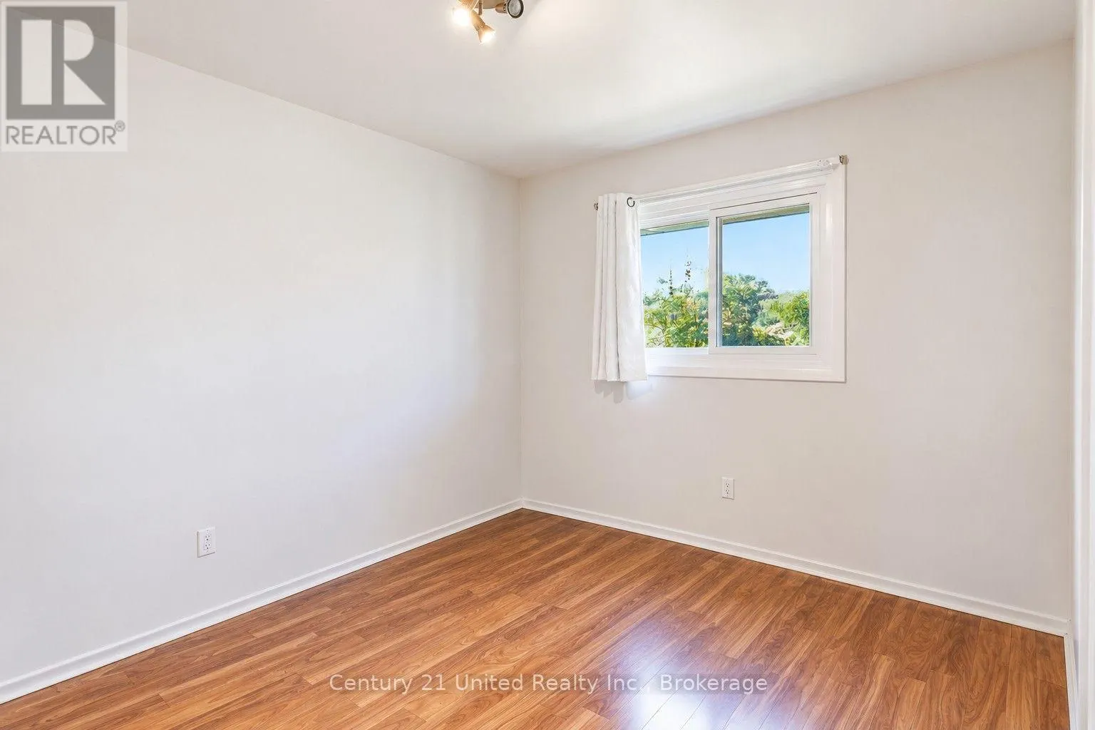 807 HIGHLAND COURT