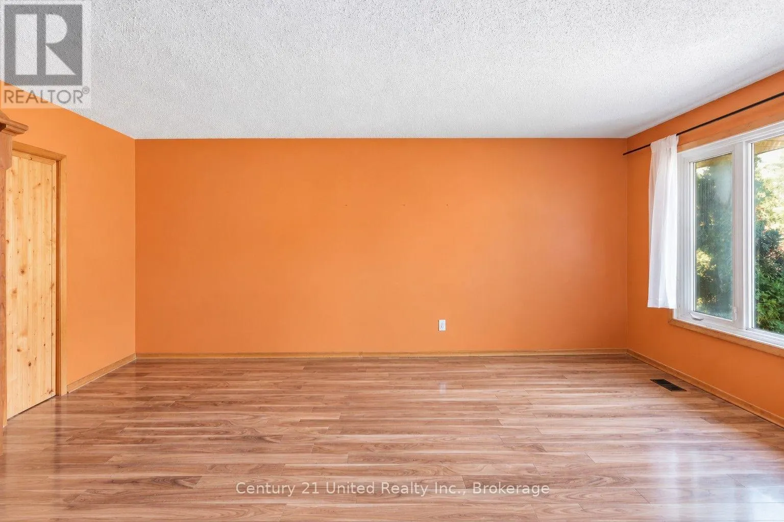 807 HIGHLAND COURT