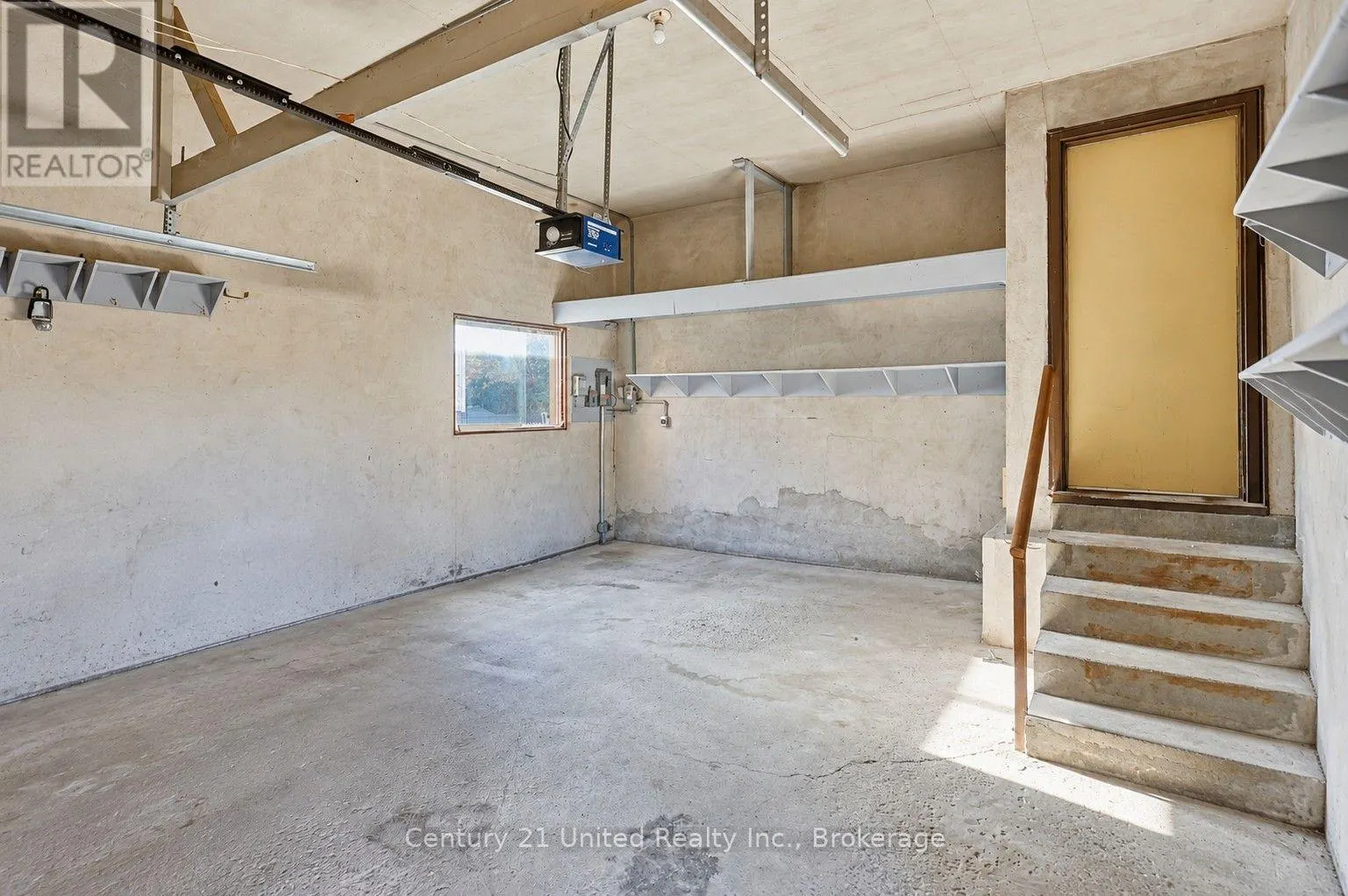 807 HIGHLAND COURT