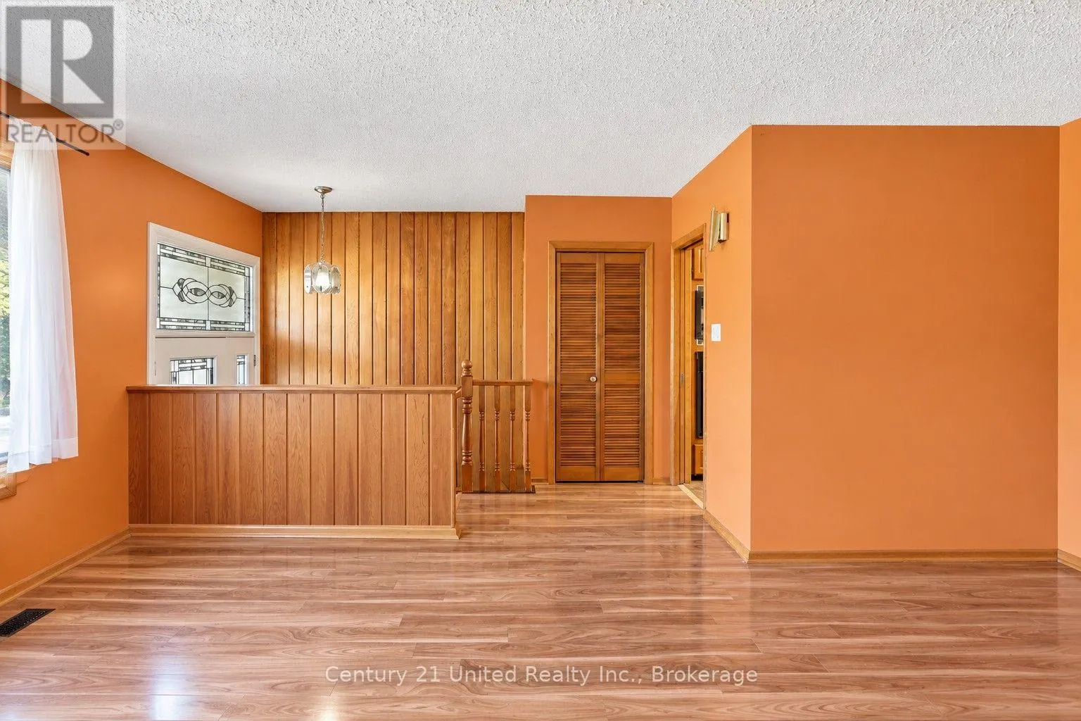 807 HIGHLAND COURT
