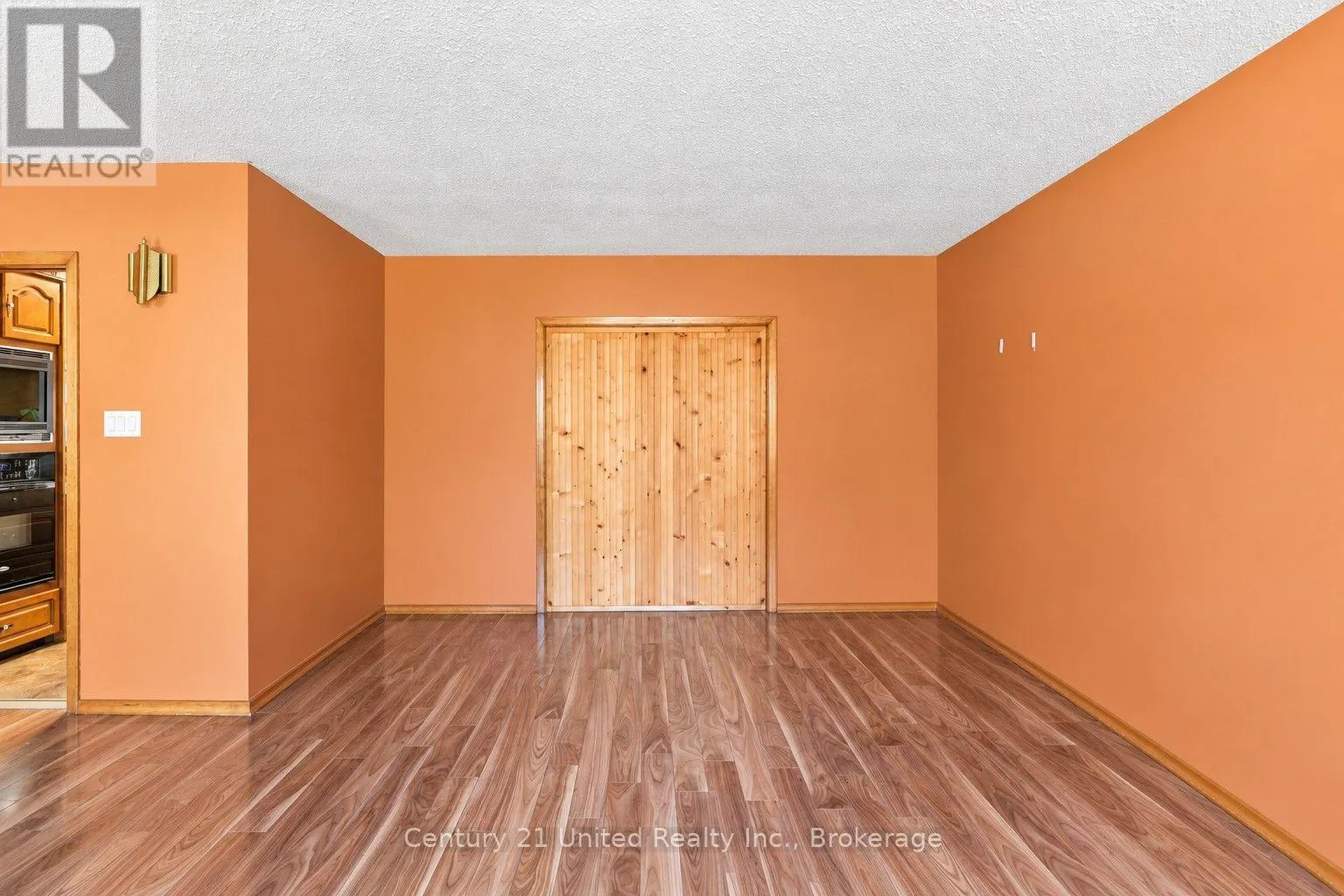 807 HIGHLAND COURT