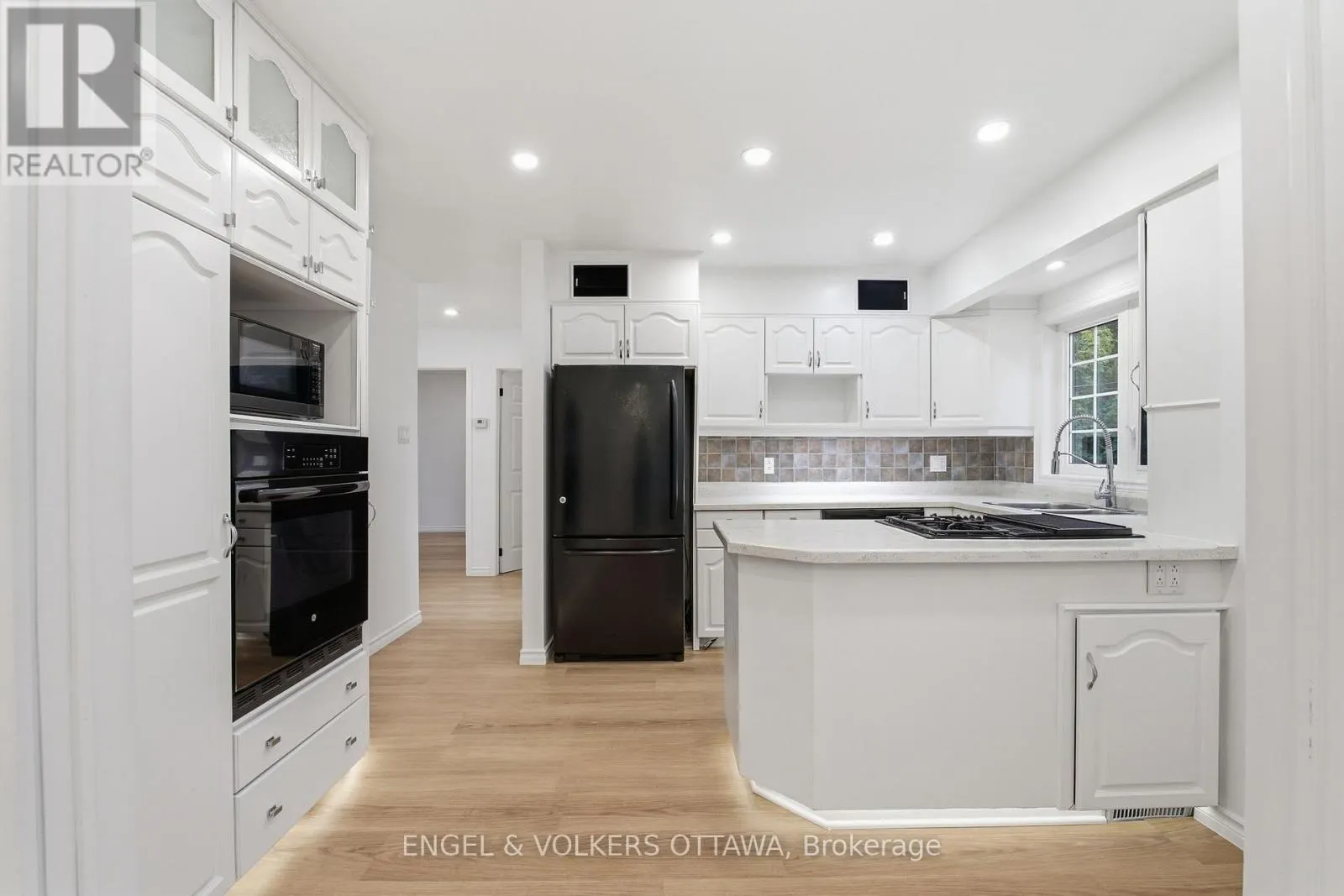 5293 MCLEAN CRESCENT