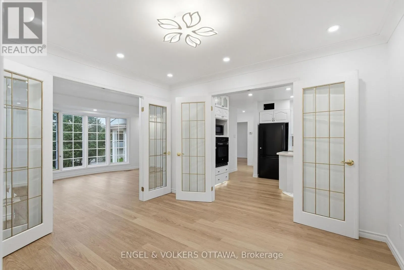 5293 MCLEAN CRESCENT