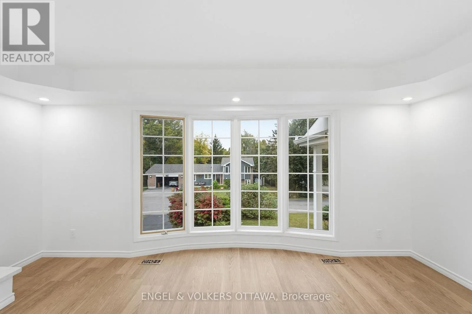 5293 MCLEAN CRESCENT