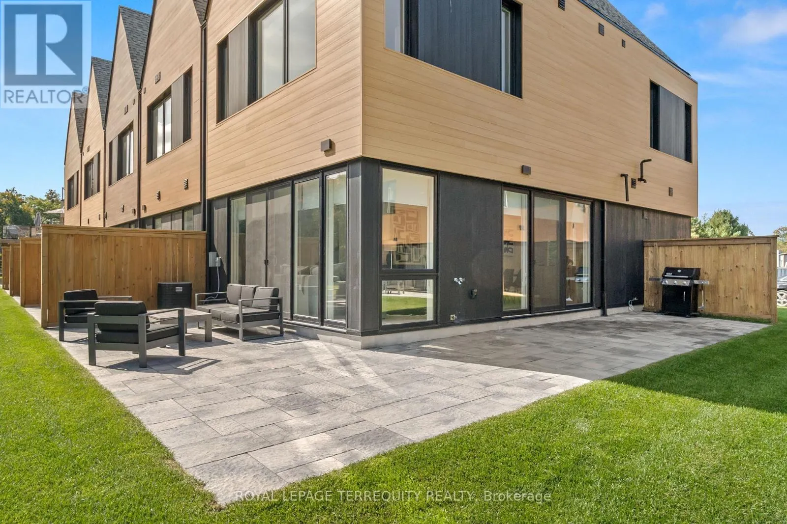 35 ROCKMOUNT CRESCENT