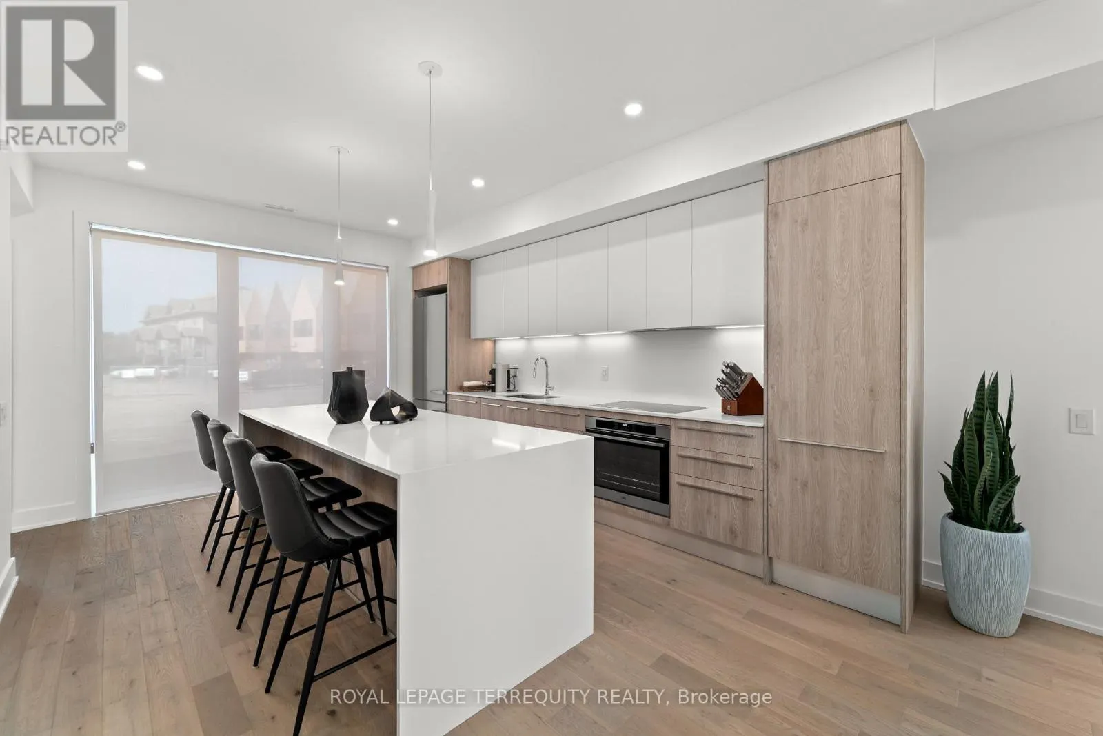 35 ROCKMOUNT CRESCENT