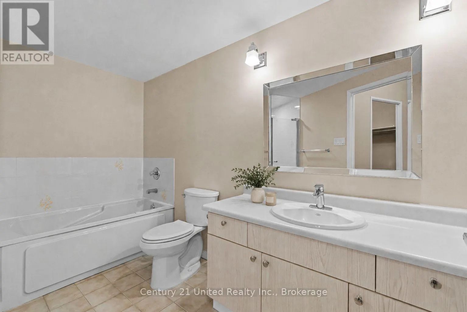 104 - 2 GEORGE STREET N #104