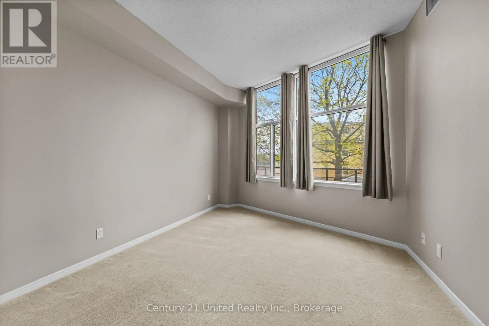 104 - 2 GEORGE STREET N #104
