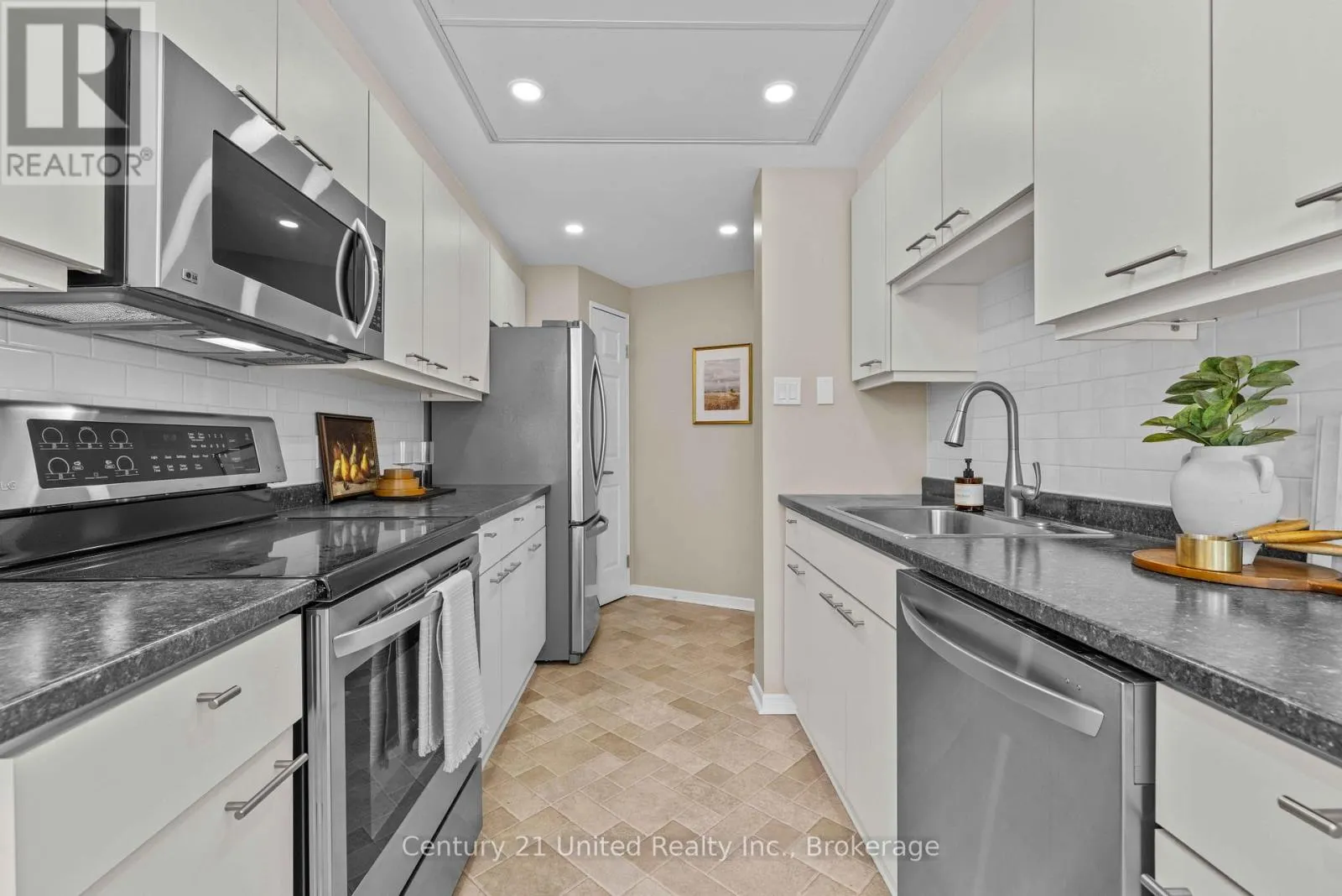 104 - 2 GEORGE STREET N #104