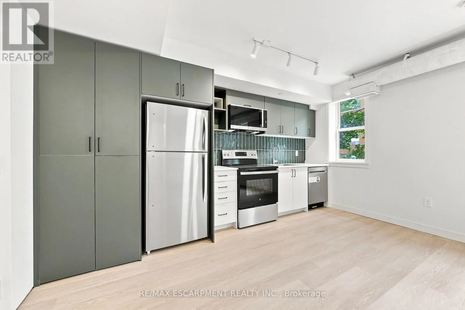 210 - 325 JAMES STREET S