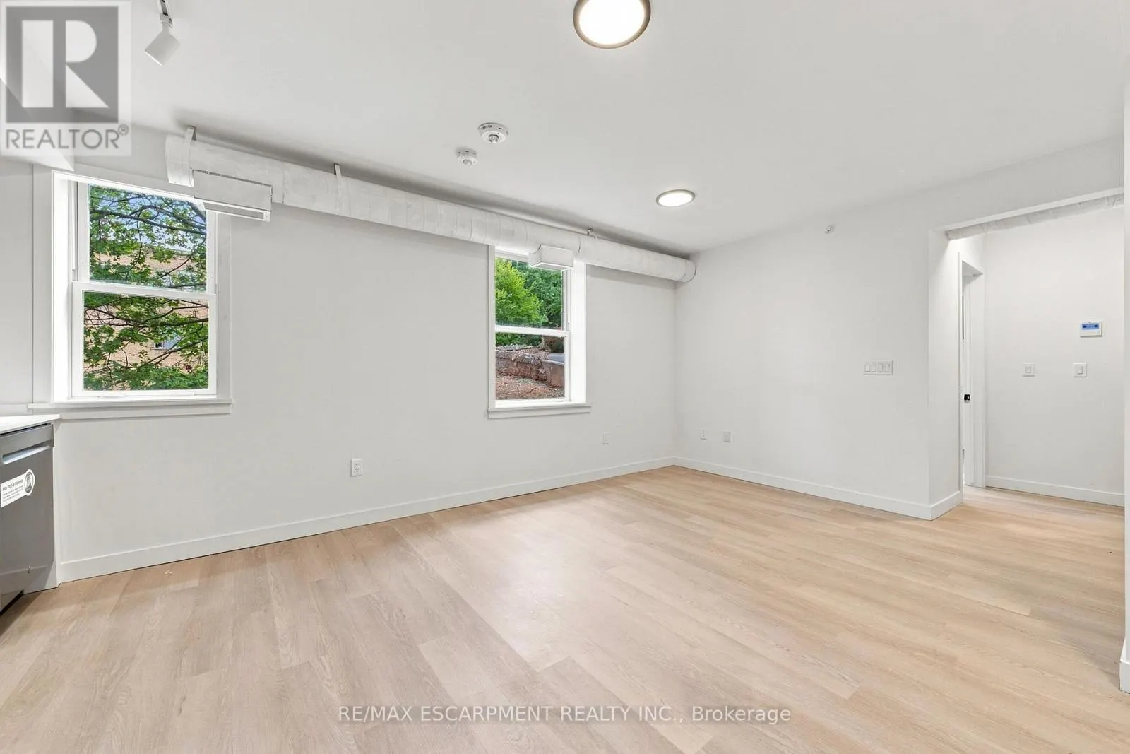 210 - 325 JAMES STREET S