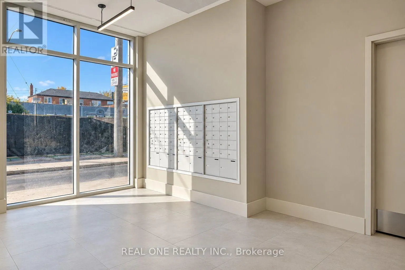 404 - 810 KING STREET W
