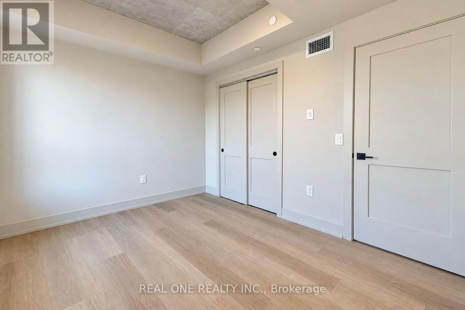 404 - 810 KING STREET W