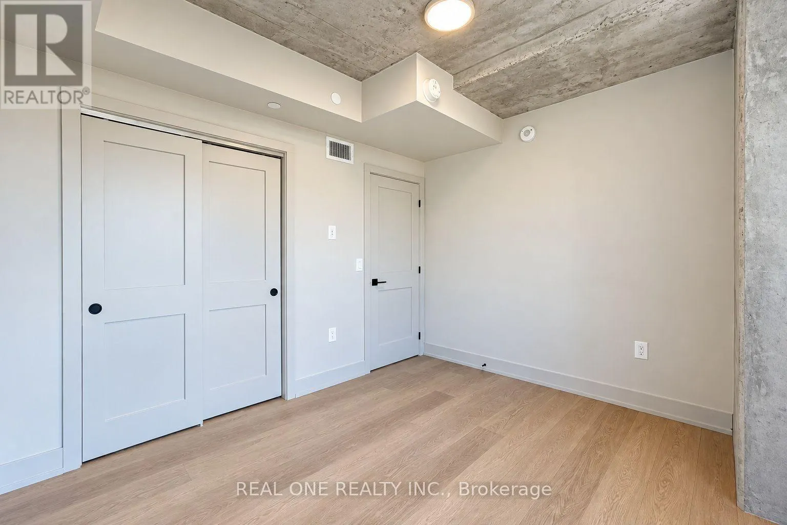 404 - 810 KING STREET W