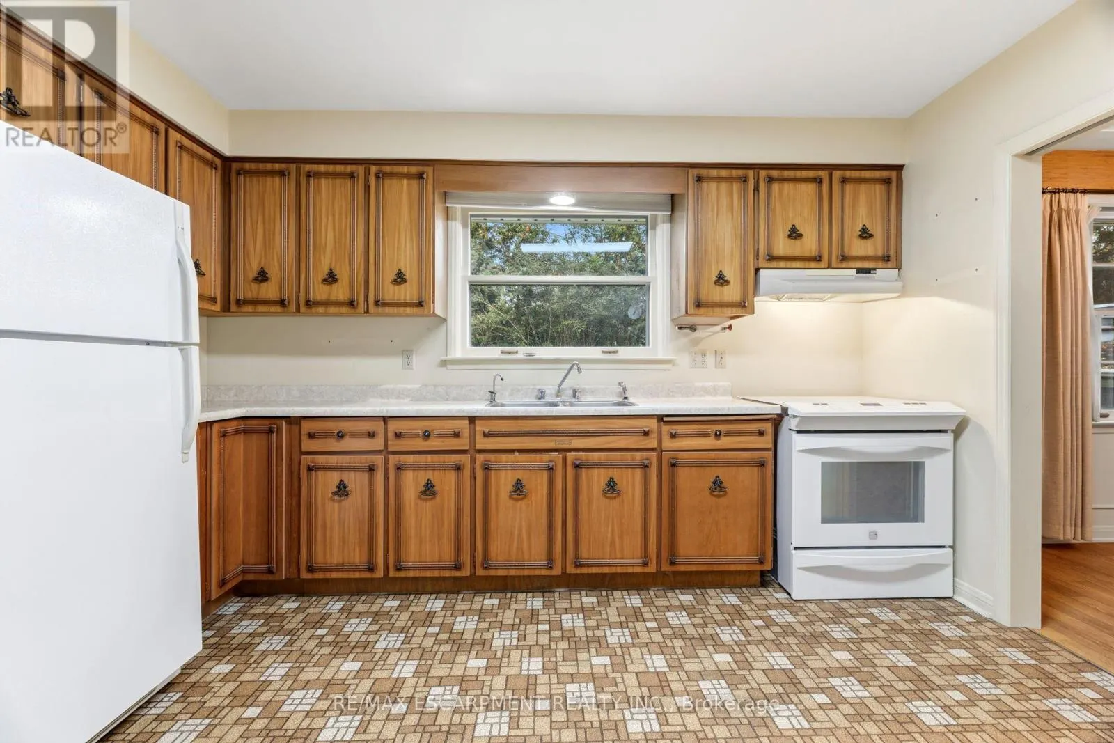 99 RUNNYMEDE CRESCENT