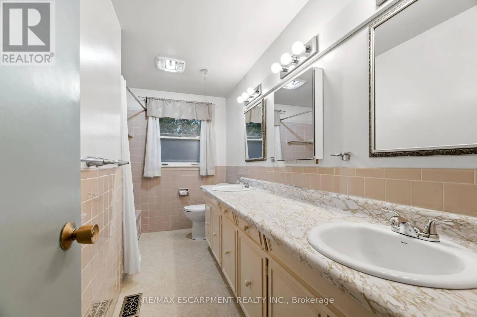 99 RUNNYMEDE CRESCENT