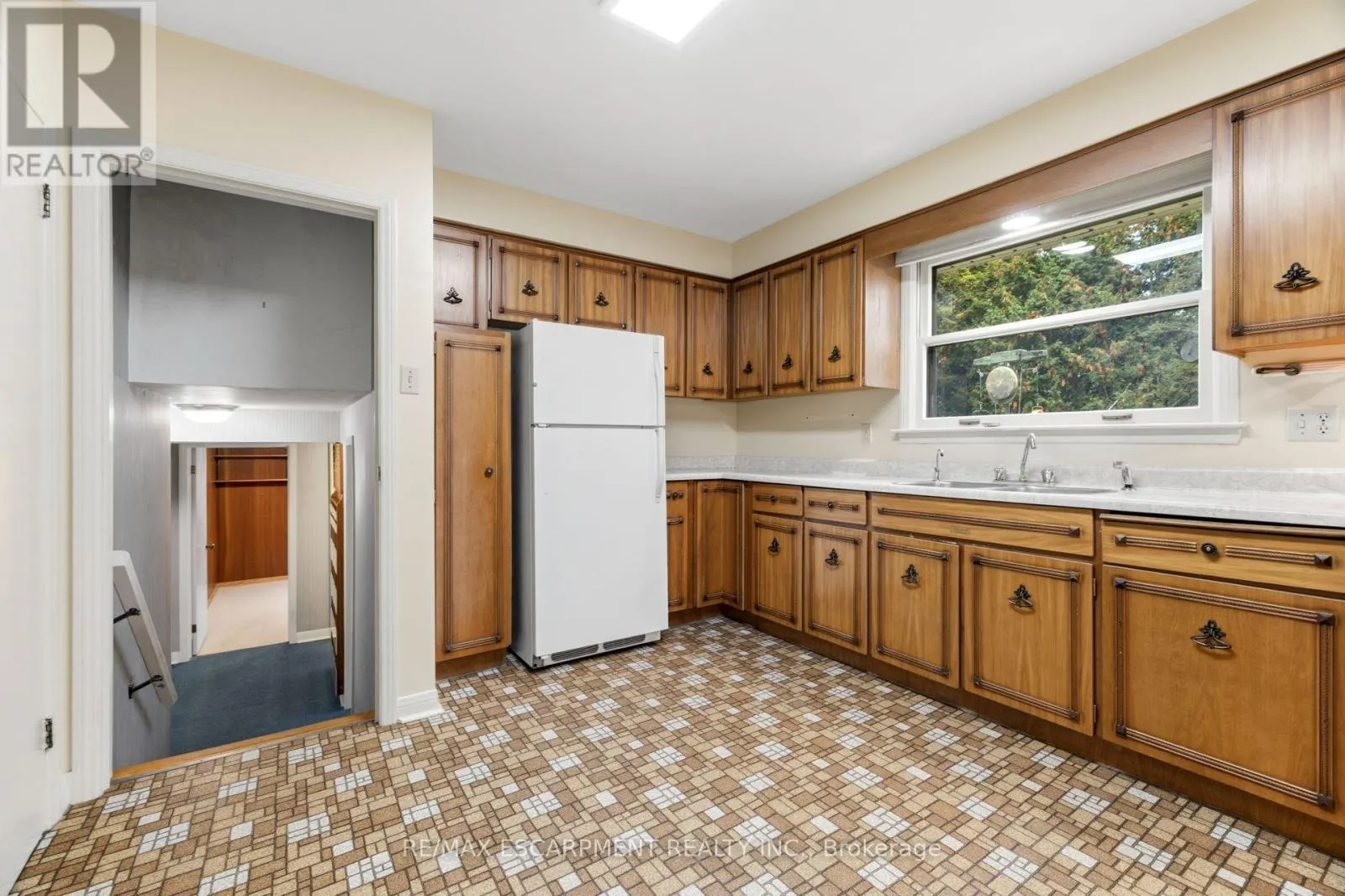 99 RUNNYMEDE CRESCENT