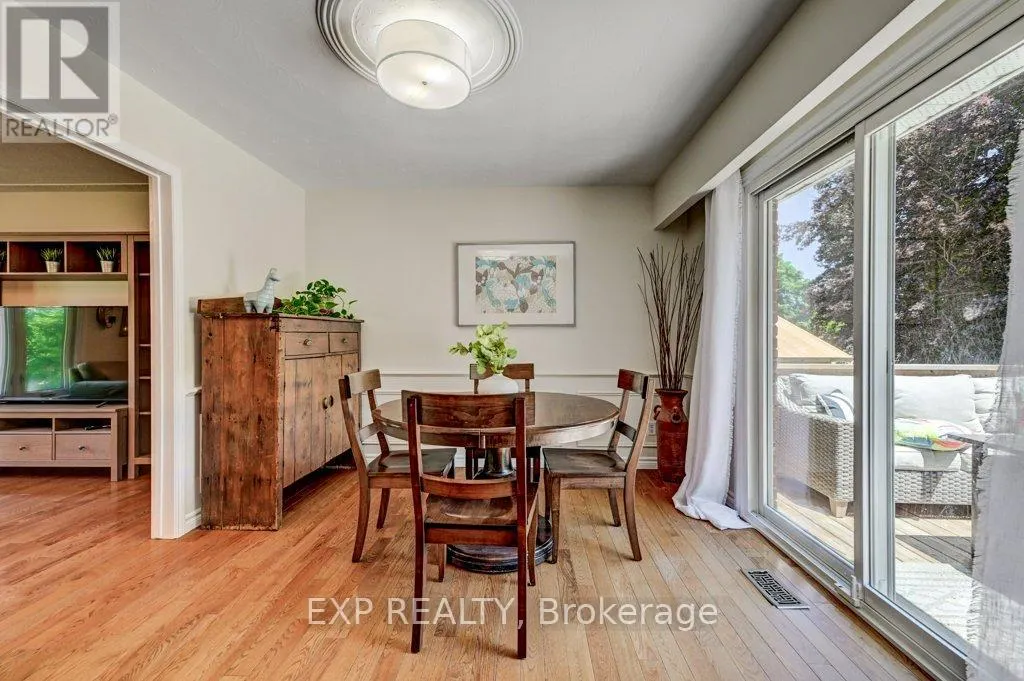 194 DUNDAS STREET E