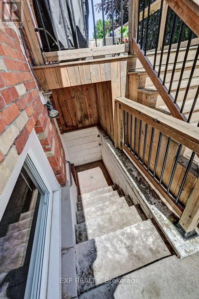 194 DUNDAS STREET E
