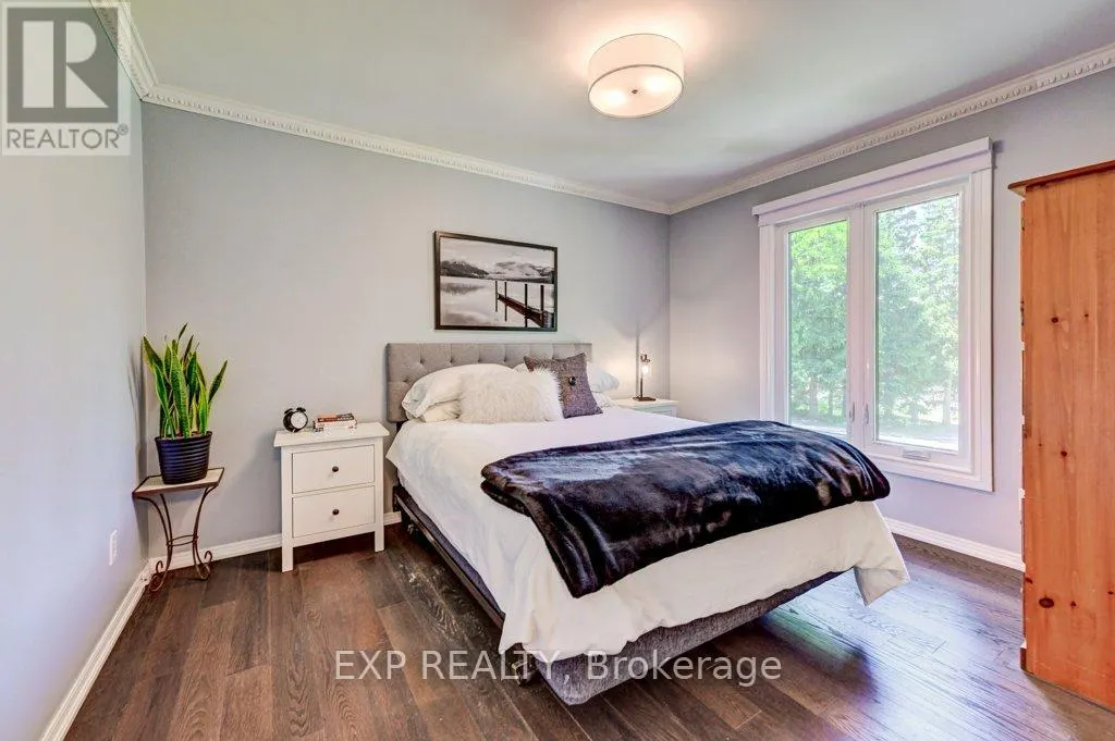 194 DUNDAS STREET E