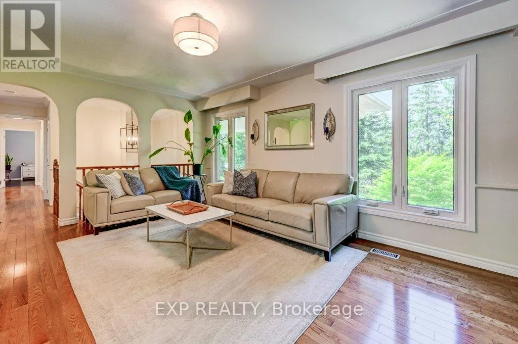 194 DUNDAS STREET E