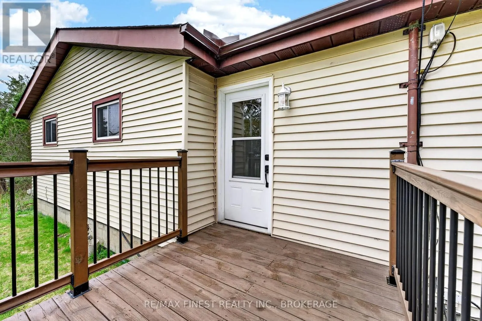 8 SUNRISE COURT