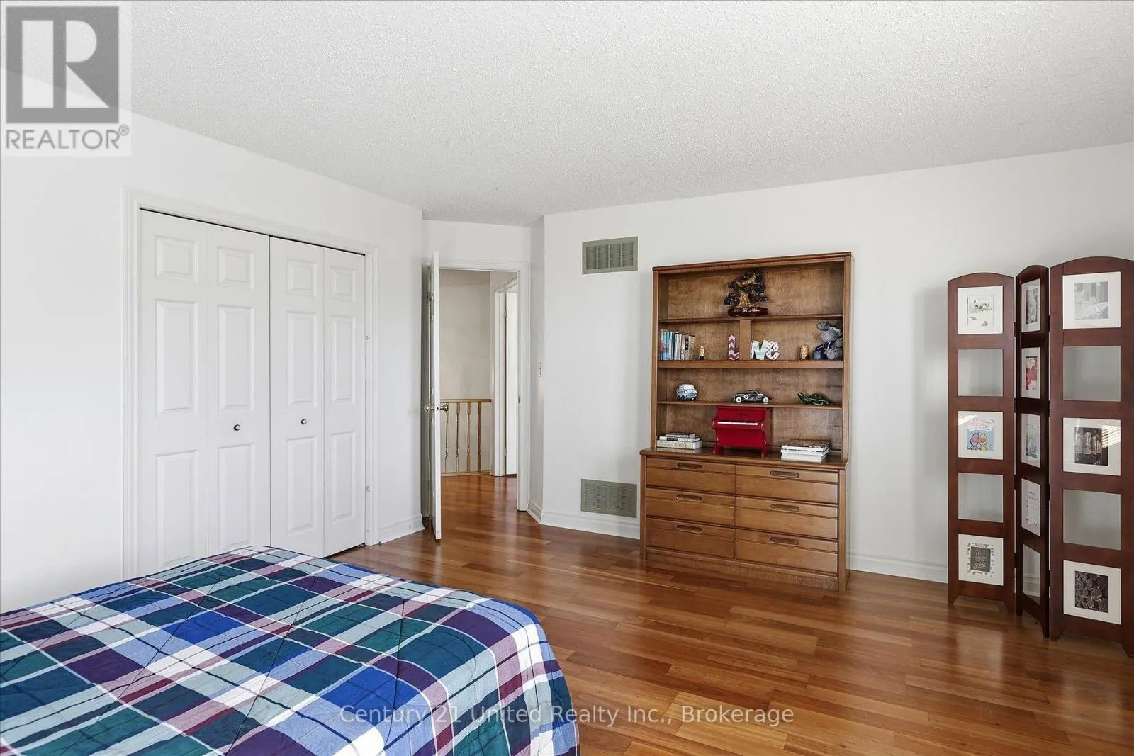 1600 FIRWOOD CRESCENT