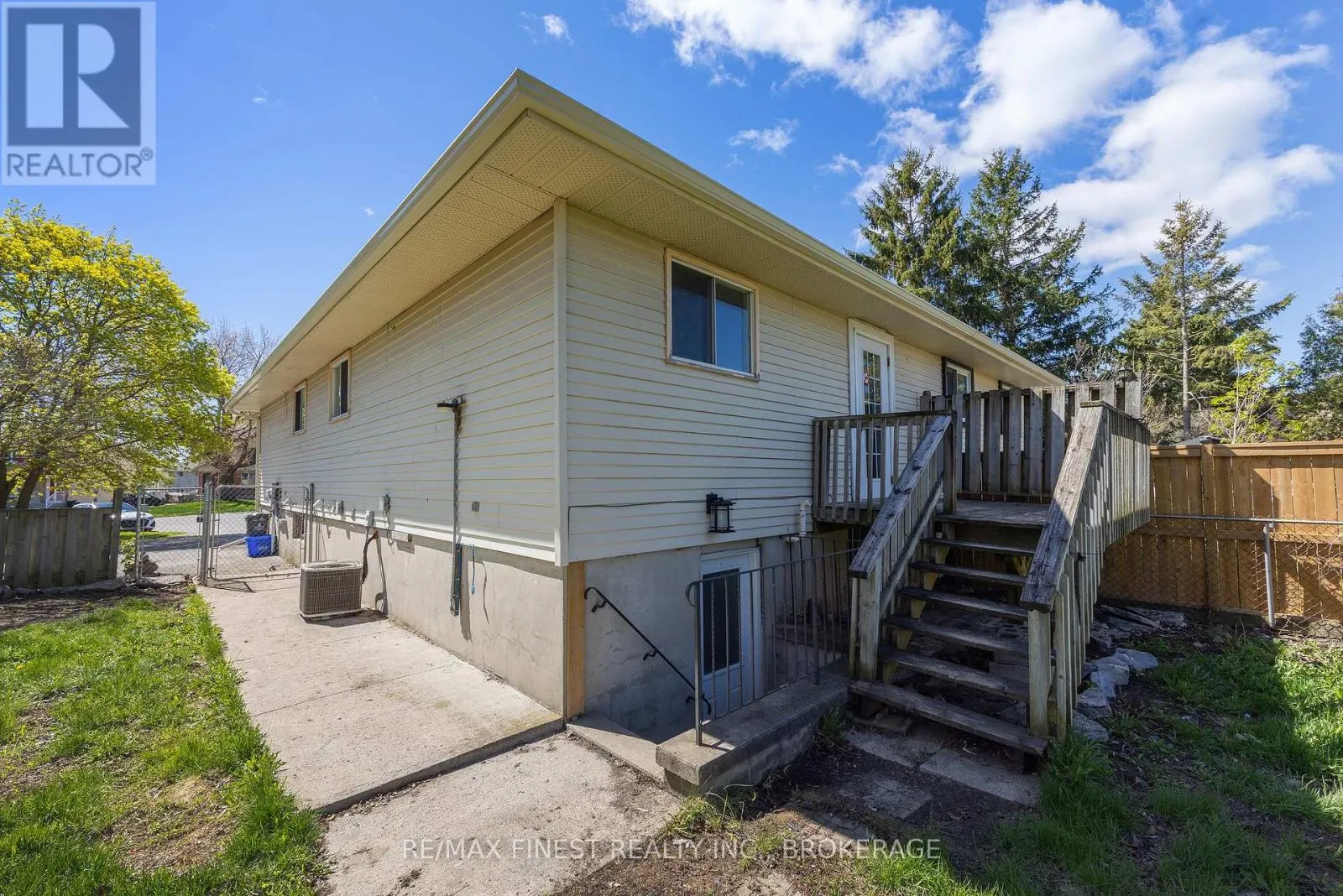 882 BEACONHILL COURT