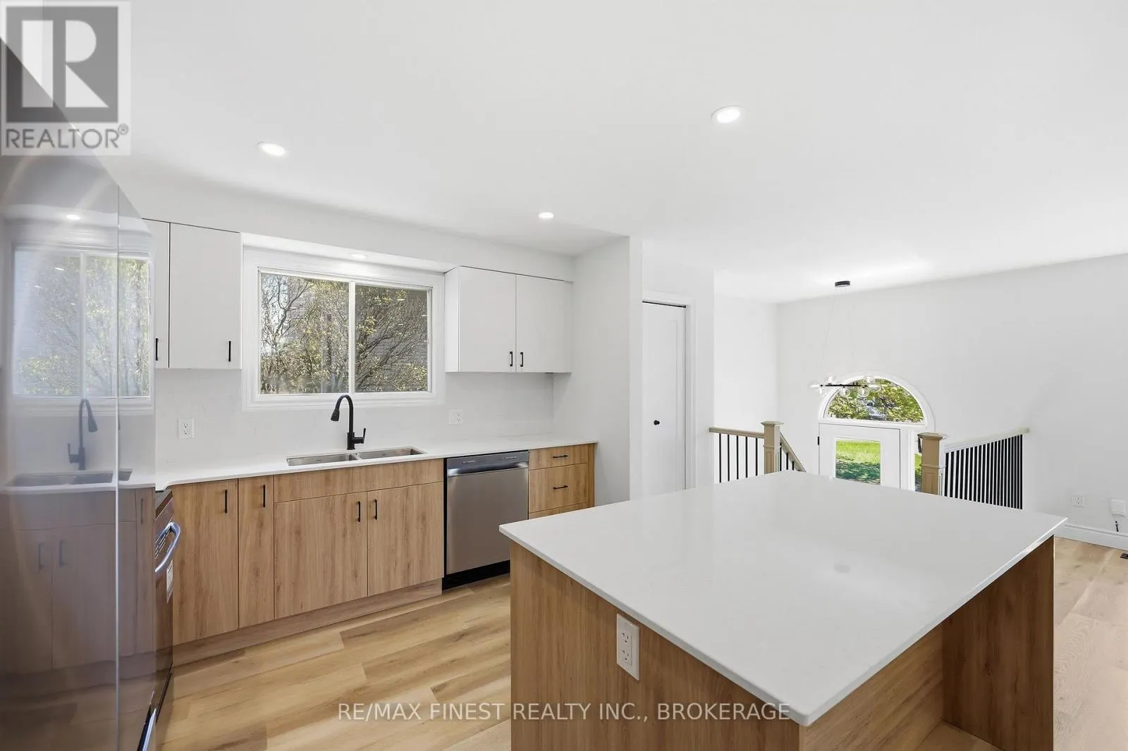 882 BEACONHILL COURT