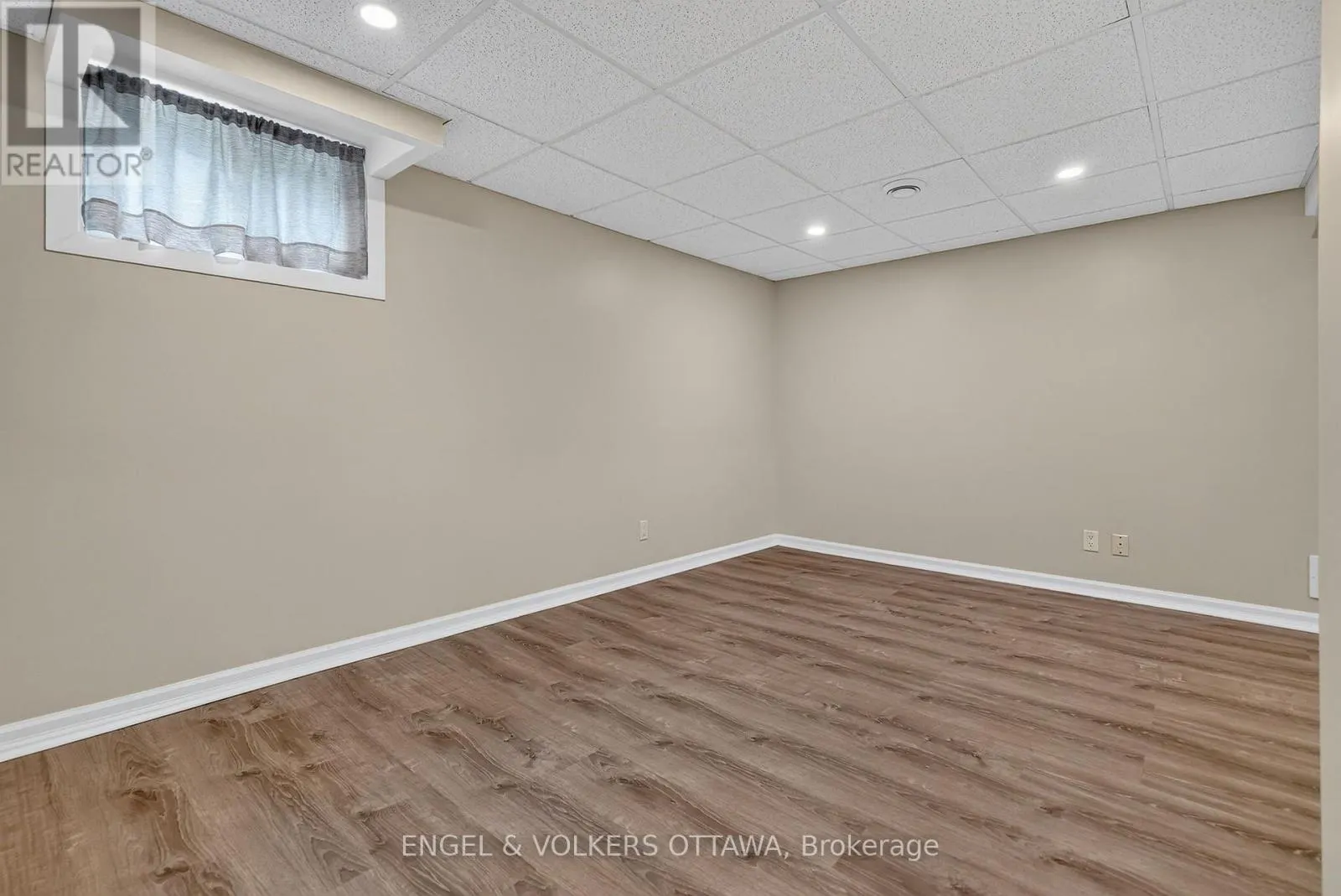 916 IROQUOIS ROAD