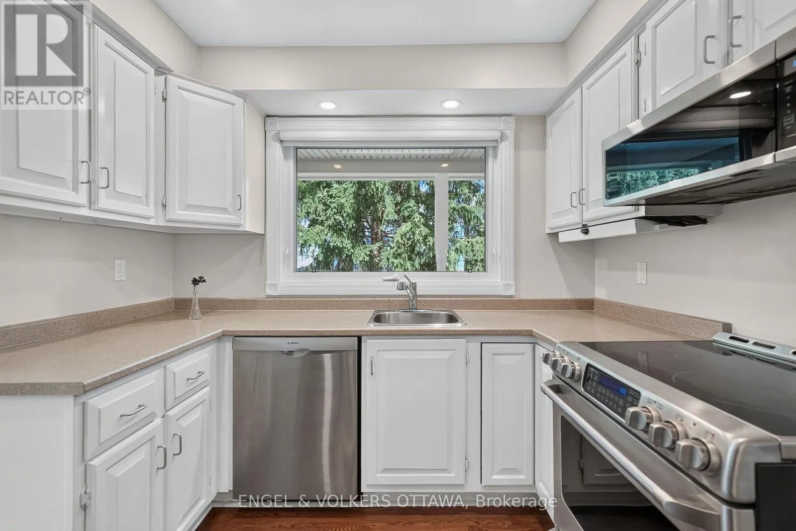 916 IROQUOIS ROAD