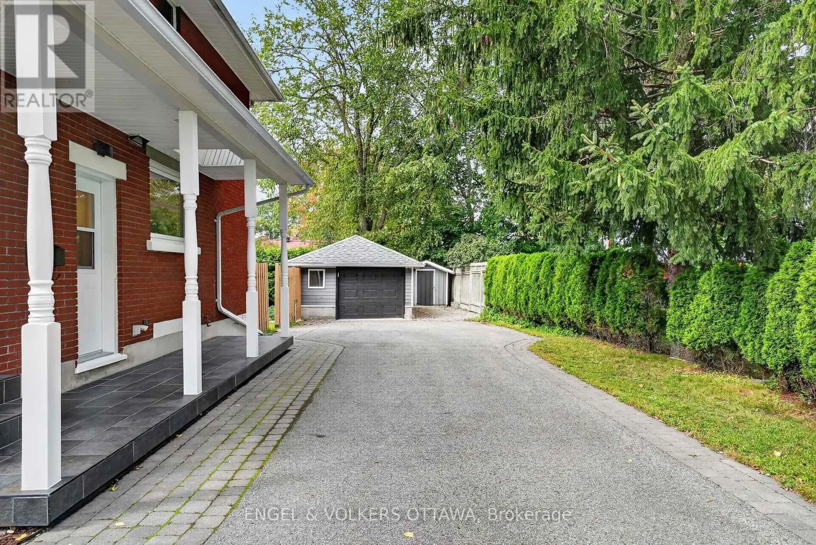 916 IROQUOIS ROAD