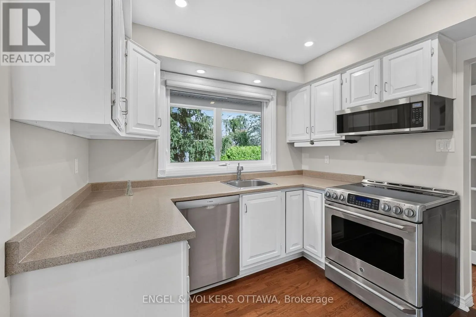 916 IROQUOIS ROAD