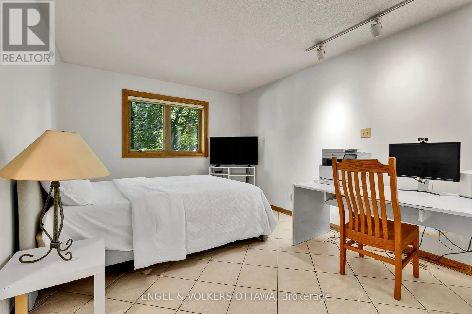 7 MID PINES GROVE