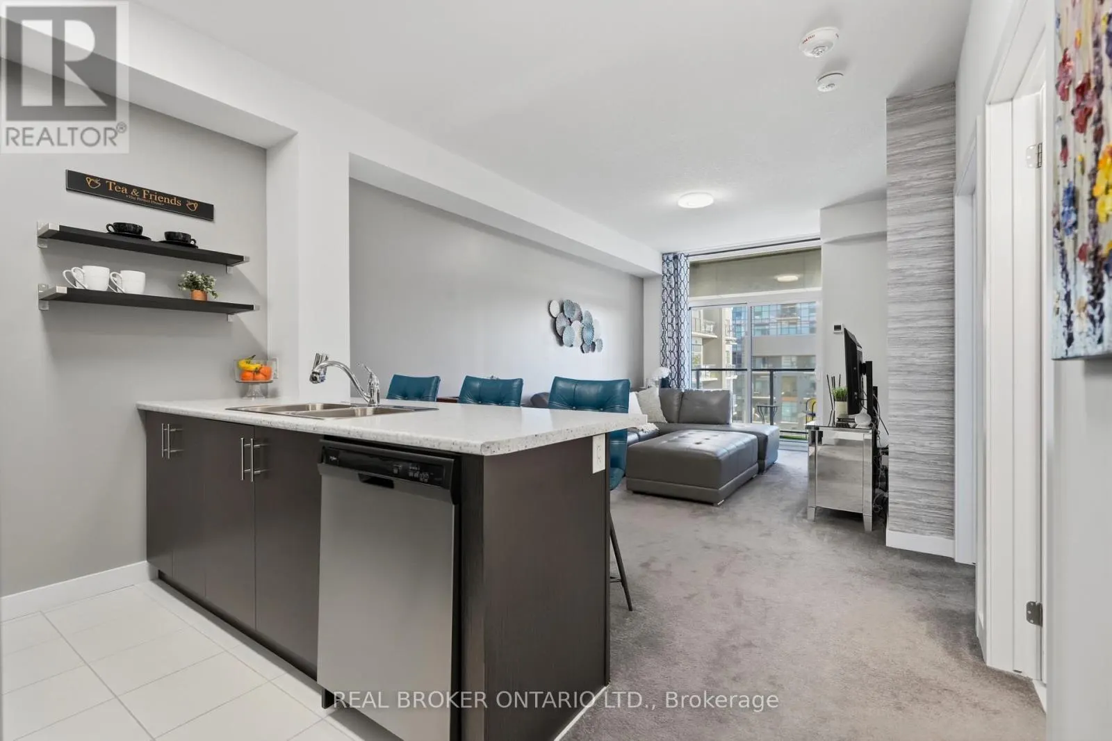 425 - 450 DUNDAS STREET E