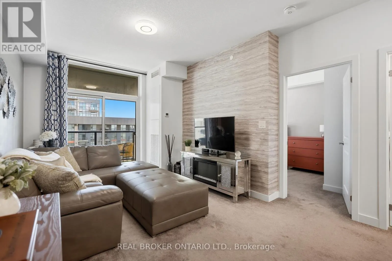 425 - 450 DUNDAS STREET E