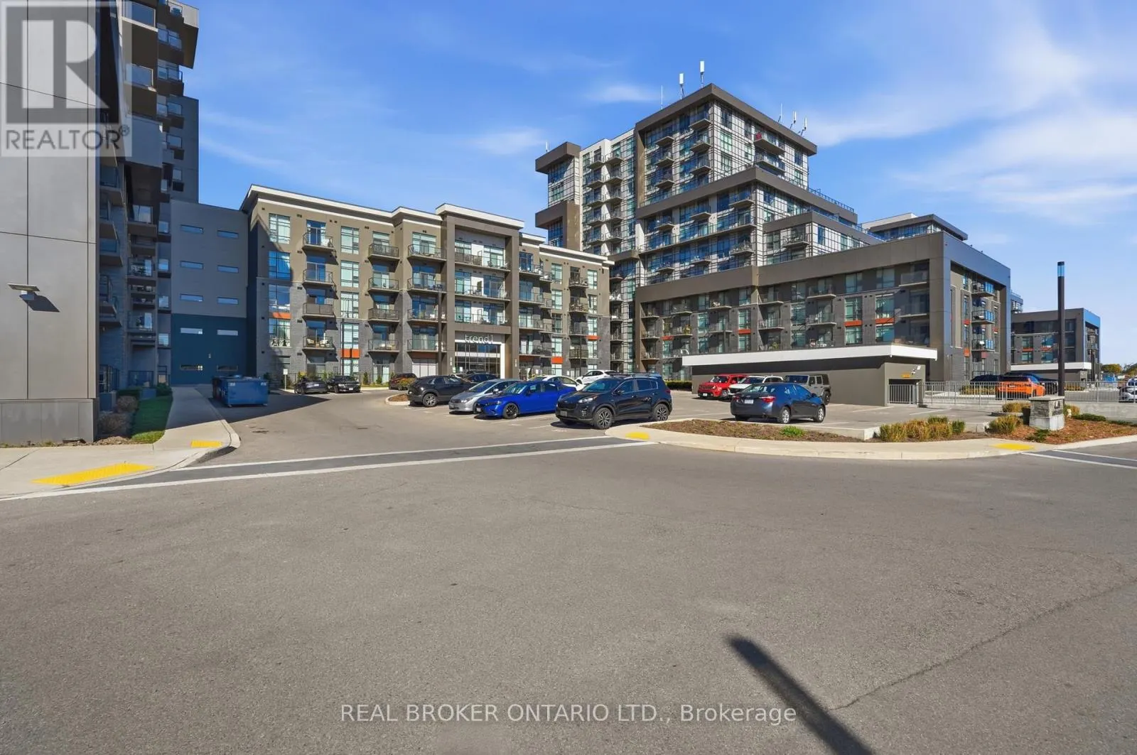 425 - 450 DUNDAS STREET E