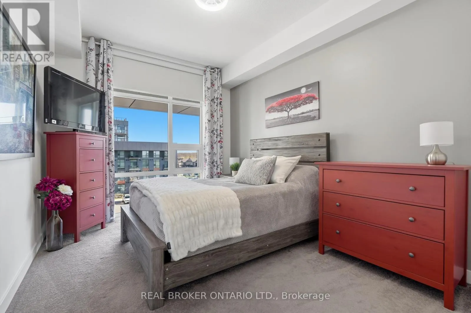 425 - 450 DUNDAS STREET E
