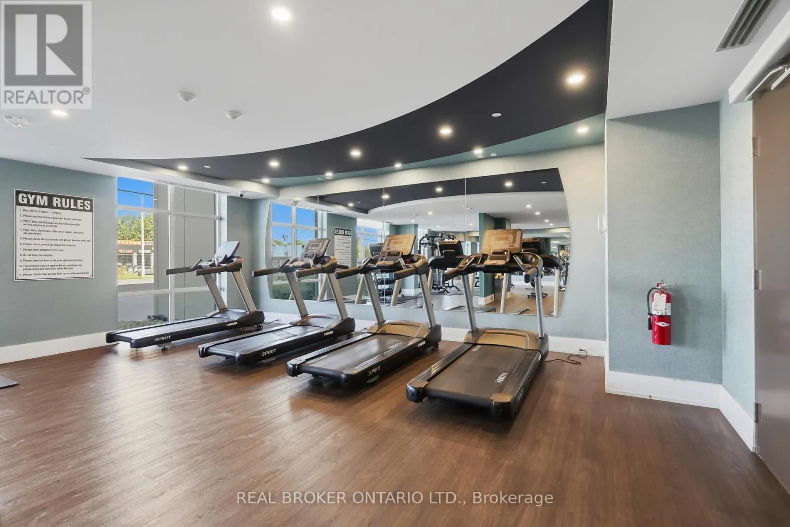 425 - 450 DUNDAS STREET E