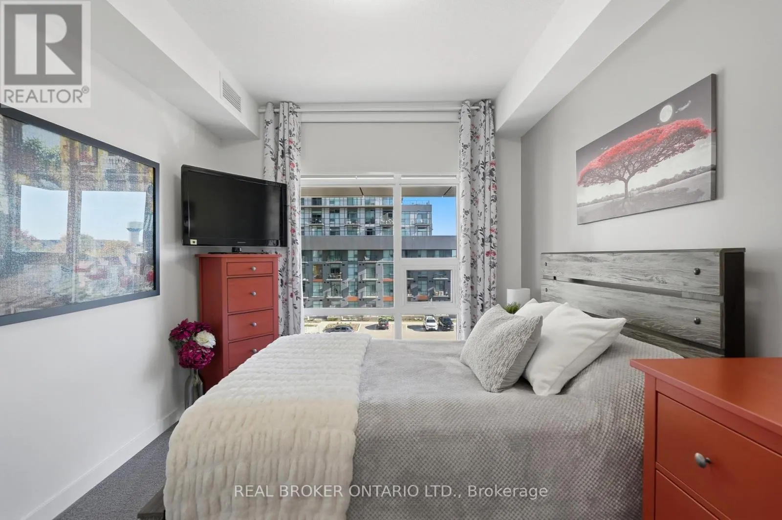425 - 450 DUNDAS STREET E