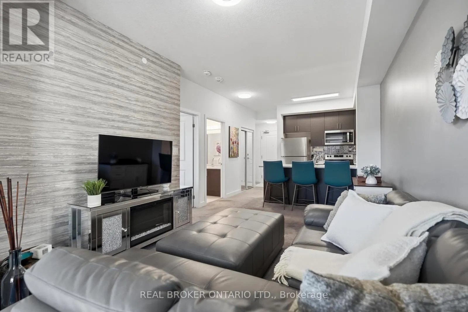 425 - 450 DUNDAS STREET E