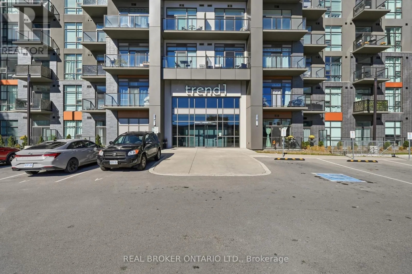 425 - 450 DUNDAS STREET E